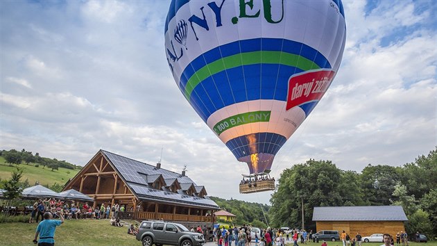 VIDEO: Nad Buchlov vzlétl Sekvoj, největší balon ve střední Evropě -  iDNES.cz