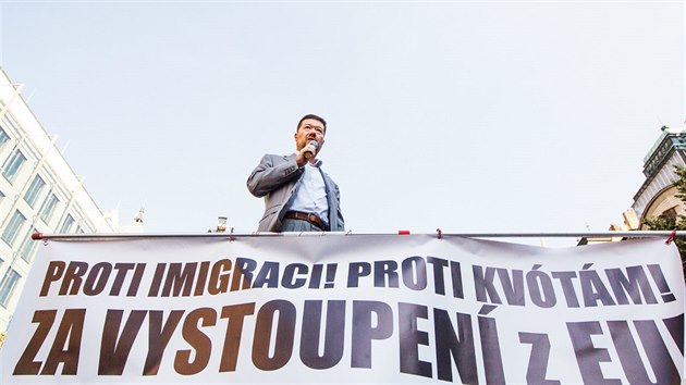 Tomio Okamura na demonstraci proti imigrantm a EU (1. ervence 2015)