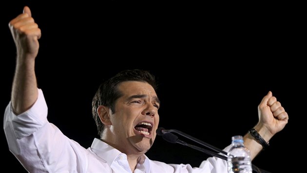 eck premir Alexis Tsipras burcuje demonstranty (3. ervence 2015).