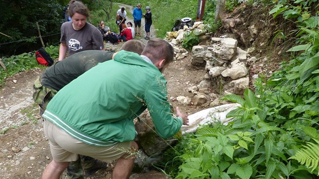 Studenti z eskobudjovickho gymnzia J. V. Jirska pispli k obnov pomnku 91. pho regimentu z eskch Budjovic na slovinsk hoe Mrzli vrh.