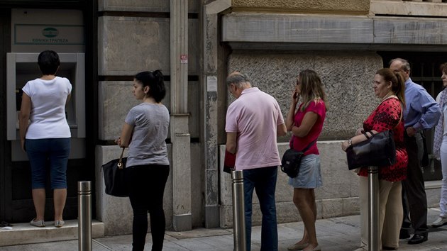 Lid stoj frontu ped bankomatem v centru Atn. Banky zstavj zaven. Lid si mohou vybrat opt maximln 60 euro denn. (7. 7. 2015)
