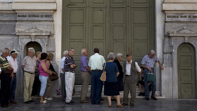 Senioi ekaj ped pobokou eck Nrodn banky v centru Atn. Banky jsou stle zaven a dchodci, kte nemaj kartu si mohou u pepek vybrat maximln 120 eur za tden. (7. 7. 2015)