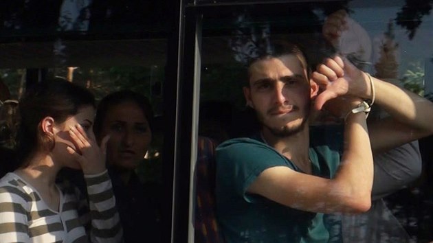 Policie doasn deportovala st benc z uprchlickho tbora v Bl-Jezov na Mladoboleslavsku. Situace tu byla nepehledn pot, co jeden z uprchlk s dttem hrozil na balkon zazen, e pokud bude jeho rodina deportovna jinam, sko. (7. 7. 2015)