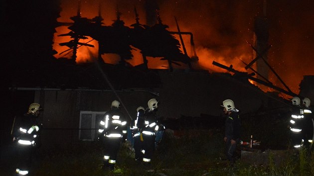 Hasii zasahuj v Hodonn na Chrudimsku, kde blesk zaplil rodinn dm. Pi pjezdu hasi byla ji cel stecha vplamenech. (8. 7. 2015)