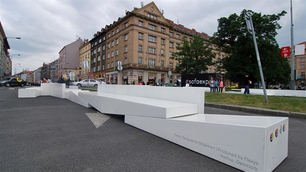 Prvn projekt byl pedstaven na Vtznm nmst v Praze 6. Byla jm putovn instalace Join/ - The Sofa Experience, vytvoen pro dnsk Aarhus Festival.