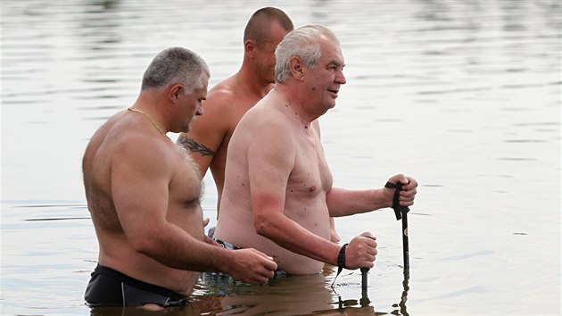 Prezident Milo Zeman se bhem dovolen okoupal ve Veselskm rybnce. (5. ervence 2015)