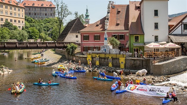 Ropn ploina i ledn medvd na behu Vltavy. Aktivist z hnut Greenpeace protestovali v centru eskho Krumlova proti tb ropy v Arktid.