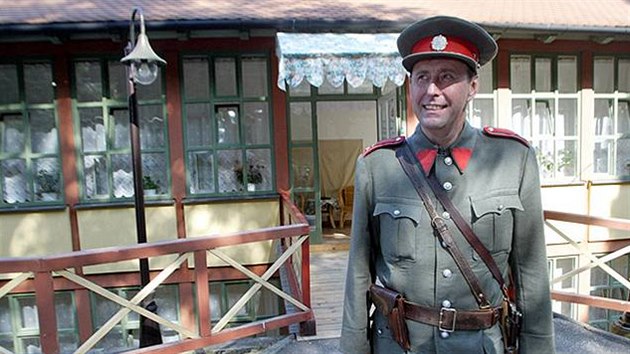 Herec Aleš Jarý při natáčení seriálu Četnické humoresky v Luhačovicích (26. července 2006)