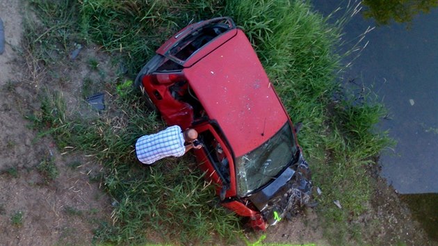 V Hrdku na Znojemsku auto po nehod prorazilo zbradl mostu a ztilo se z osmimetrov vky (2. ervence 2015).