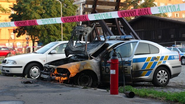 Podplen policejn auto u sluebny pobl ndra Praha-Bubny (4. ervence 2015).