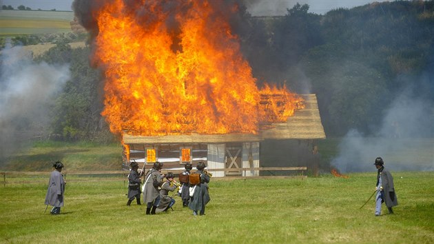 Bitevn scnou Sasov u Hradce 1866 si milovnci historie v Chlumu u Hradce Krlov pipomnli jednu z rozhodujcch bitev prusko-rakousk vlky (4. ervence 2015).