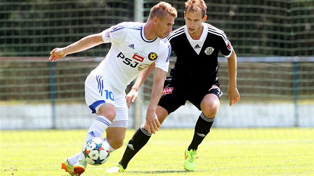 Zpas mezi FC Vysoina a Dynamo esk Budjovice v irovnici. Na snmku vlevo Muris Meanovi (4. ervence 2015).