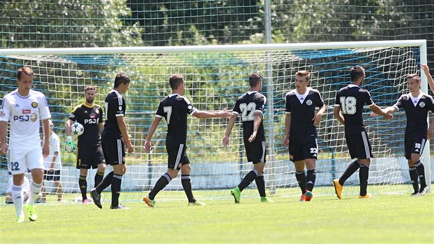 Zpas mezi FC Vysoina a Dynamo esk Budjovice v irovnici. Radost Dynama ze vstelen branky (4. ervence 2015).