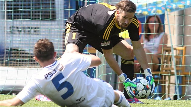 Zpas mezi FC Vysoina a Dynamo esk Budjovice v irovnici. Na snmku Jan Hanu (4. ervence 2015).