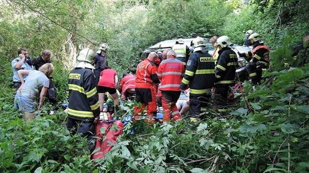 Hasii vyprouj havarovan nissan. Senior usnul za volantem a ztil se z patnctimetrovho srzu (6. ervence 2015).