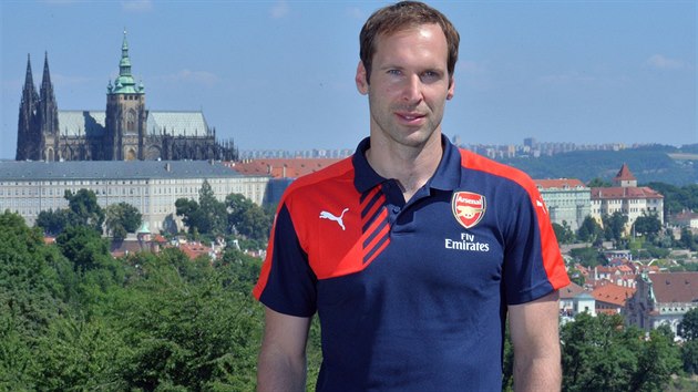 Fotbalov brank Petr ech krtce po pestupu do Arsenalu pzuje v Praze na Petn.
