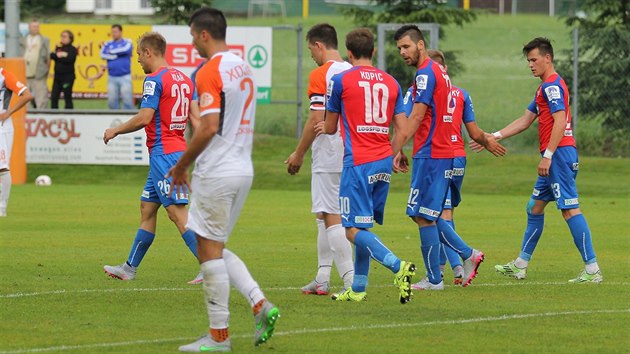 Fotbalist Plzn se raduj z glu v ppravnm utkn proti Uralu Jekatringurg. Zleva Vch, uri a Kopic.