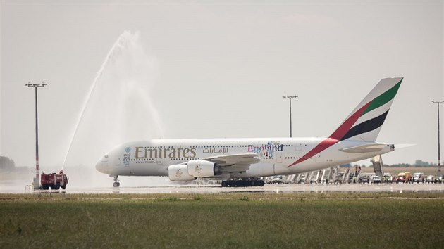 Emirates A380 pvtalo na letiti v Praze vodn dlo.