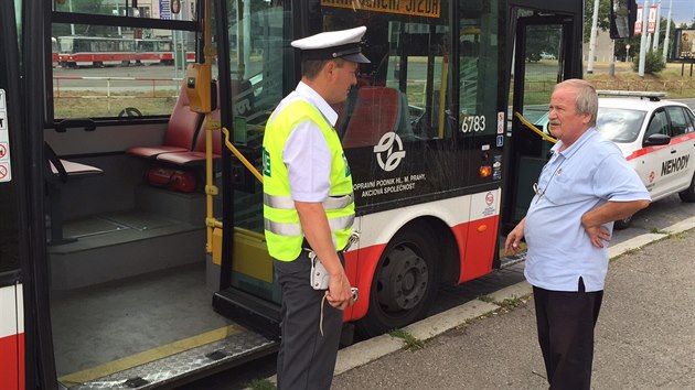 Dv dti a jejich maminky se zranily pi pdu v autobuse.