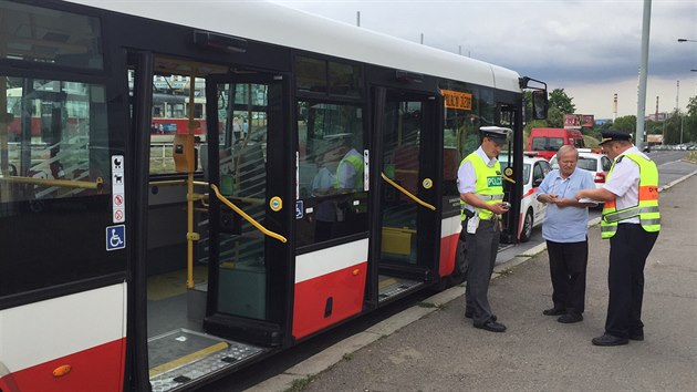 Dv dti a jejich maminky se zranily pi pdu v autobuse.