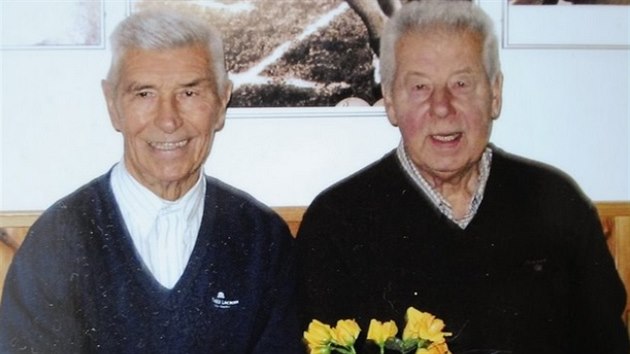 LEGENDA SLAV 83. Jet loni Stanislav Ehnert (vlevo) slavil s Josefem Masopustem jeho 83. narozeniny.