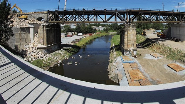 eleznin most vedle Tnsk ulice v Plzni postupn miz. (29. ervna 2015)