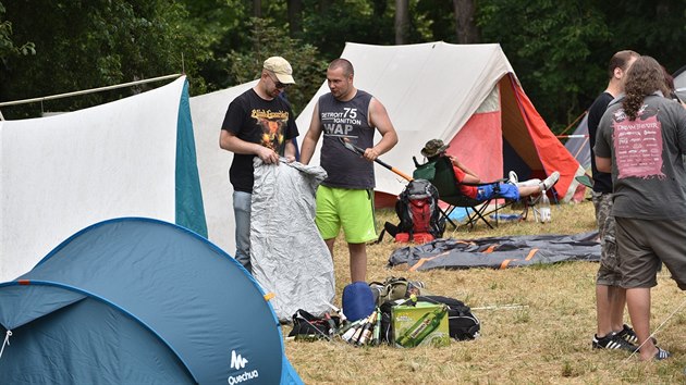 Vtina metalovch fanouk sp po dobu festivalu ve stanech.