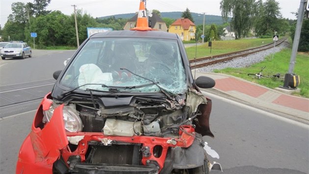 idika vjela na Jesenicku na eleznin pejezd navzdory blikajc varovn signalizaci, do vozu vzpt narazil projdjc vlak.