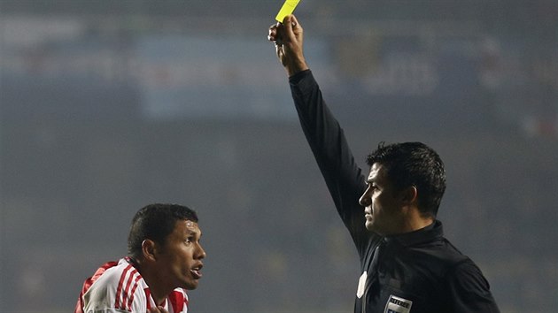 Paraguaysk fotbalista Richard Ortiz se div lut kart