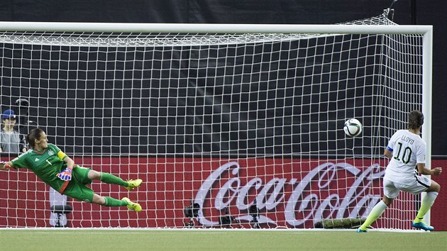 Americk fotbalistka Carli Lloydov z penalty pekonv nmeckou brankku Nadine Angererovou.