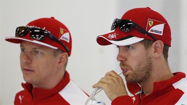 Kimi Rikknen (vlevo) a Sebastian Vettel ped Velkou cenou Britnie