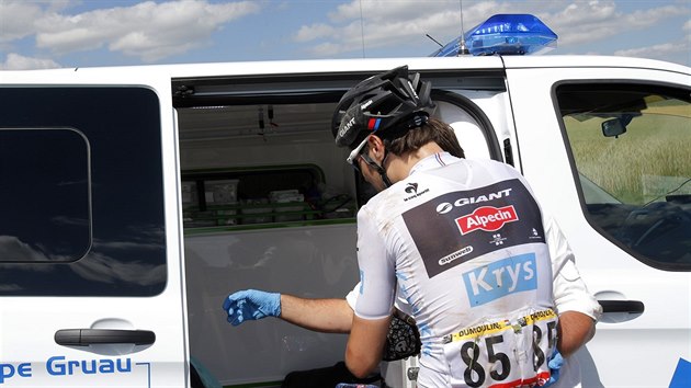 Tom Dumoulin si bhem tet etapy Tour de France nastupuje do ambulance, po pdu odstoupil.