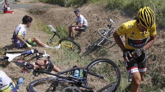 Fabian Cancellara (ve lutm) i dal jezdci se sbraj z oklivho pdu ve tet etap Tour de France,