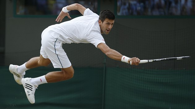 Novak Djokovi bhem osmifinlovho zpasu ve Wimbledonu