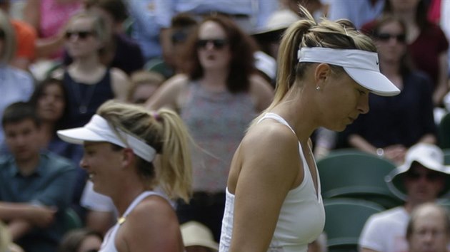 Coco Vandewegheov (vlevo) a Maria arapovov bhem vzjemnho duelu ve Wimbledonu.
