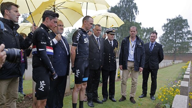 Britt cyklist Chris Froome (uprosted) a Peter Kennaugh (druh zleva) i Christian Prudhomme (druh zprava), editel Tour de France, dr v Arrasu minutu ticha za padl v prvn svtov vlce.