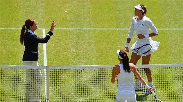 Garbie Muguruzaov (nahoe) a Agnieszka Radwask ped semifinle Wimbledonu ekaj na vsledek losu.