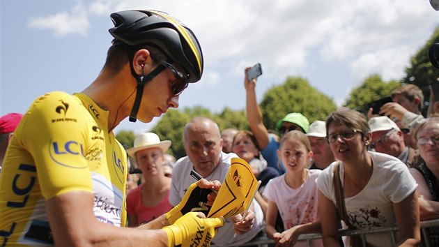 Tony Martin, ldr Tour de France, se podepisuje fanoukm ped estou etapou.