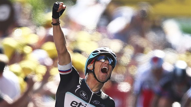 Zdenk tybar se raduje z vtzstv v est etap Tour de France.