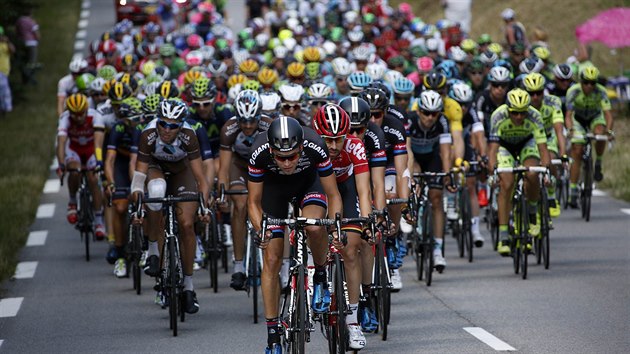 Cyklistický peloton v esté etap Tour de France