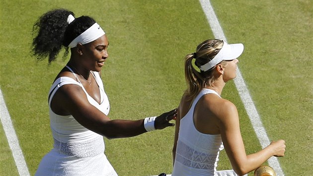 Serena Williamsov (vlevo) postupuje do finle Wimbledonu, Maria arapovov tentokrt zstala ped branami.