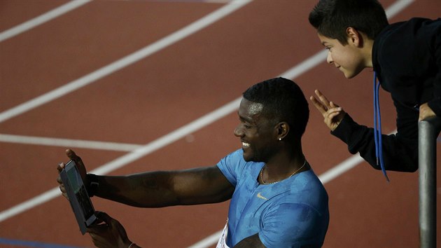 Justin Gatlin se fotí s fanoukem po vítzství na Diamantové lize v Lausanne.