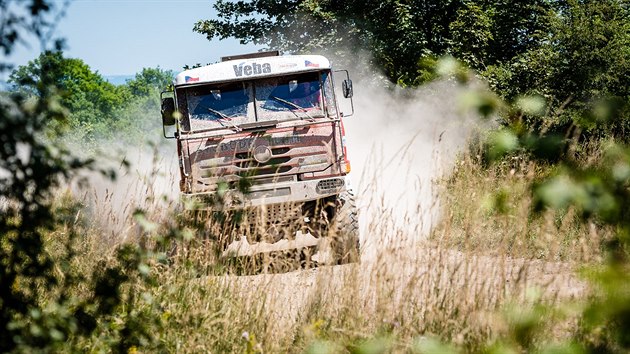 Vclav Svoboda pi testovacch jzdch sv Tatry Dakar na vojenskm cviiti v Josefov.