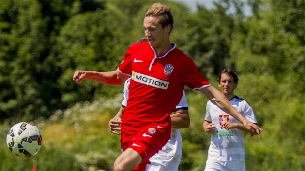 Momentka z přípravného duelu mezi Hradcem Králové (bílá) a Brnem