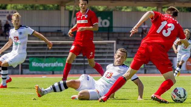 Momentka z přípravného duelu mezi Hradcem Králové (bílá) a Brnem