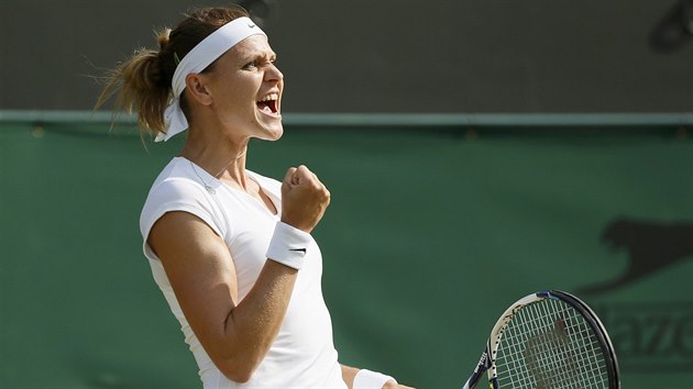 Lucie afáová slaví postup do osmifinále Wimbledonu.