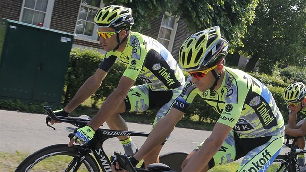 TRNINK INDIVIDULN ASOVKY. Alberto Contador (vpedu), ampion Gira, si v ptek vyzkouel tra v nizozemskm Utrechtu, kde vodn asovkou odstartuje 102. ronk Tour de France.