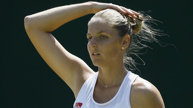 Kristna Plkov bhem 3. kola Wimbledonu.