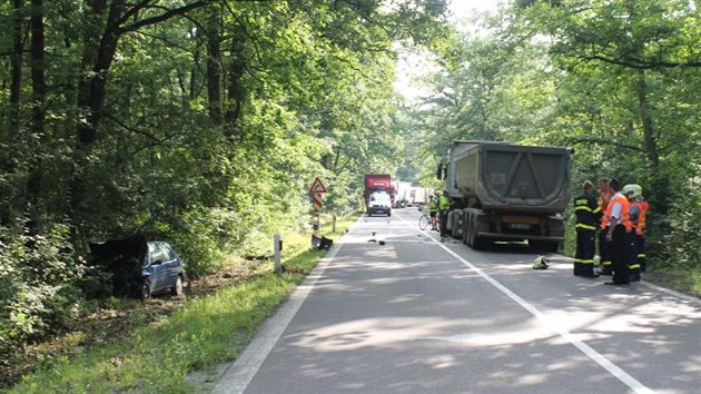 Dvaaticetilet ena eln narazila do nklaku. Silnice byla dv hodiny uzaven (8. 7. 2015).