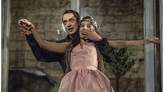 Ze hry Romeo a Julie uveden v premie v rmci Letnch shakespearovskch slavnost 2015